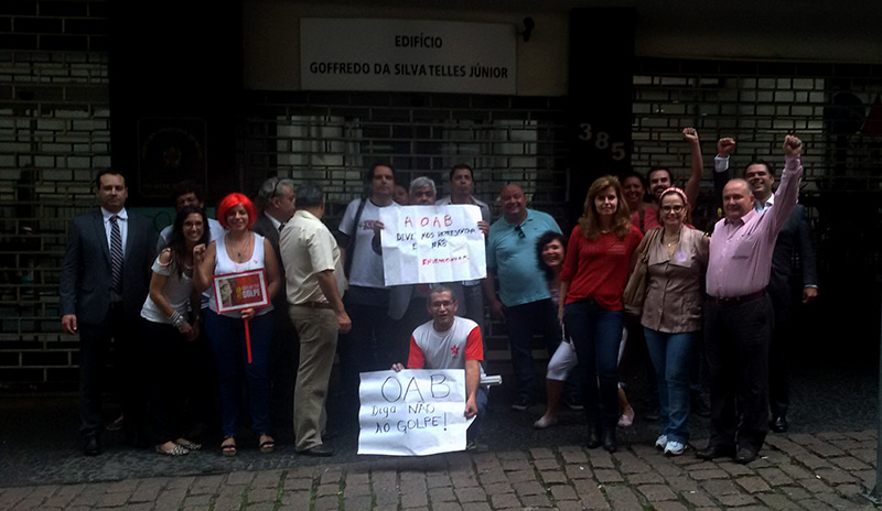 Advogados protestam contra posição golpista da OAB