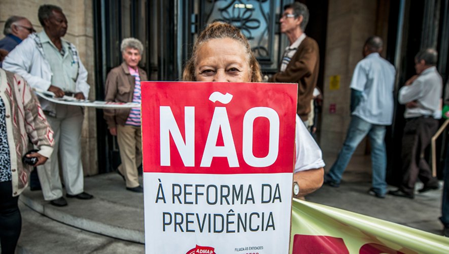Reforma da Previdência prejudica mais as mulheres e beneficia os bancos