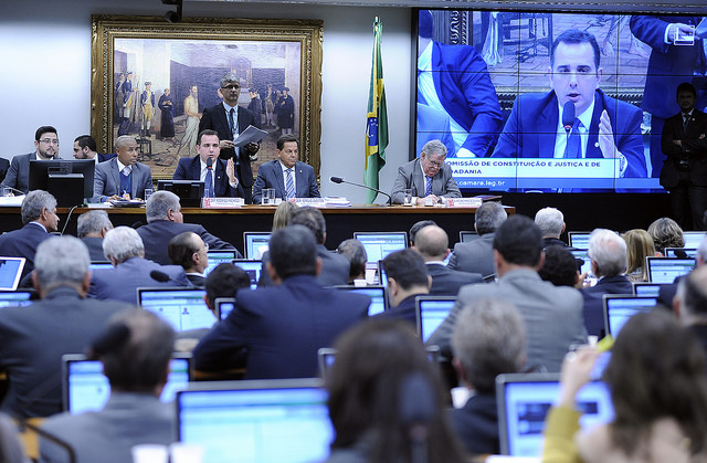 Relator dá parecer favorável a avanço da denúncia contra Temer