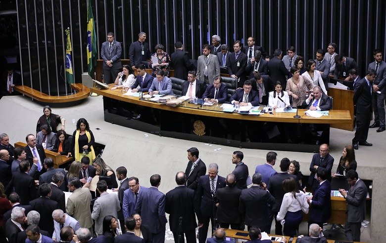 Vitória de Pirro? Governo vence com menos votos que o esperado