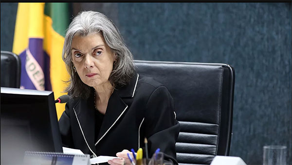 Por que um juiz pode andar armado e não pode falar que foi golpe