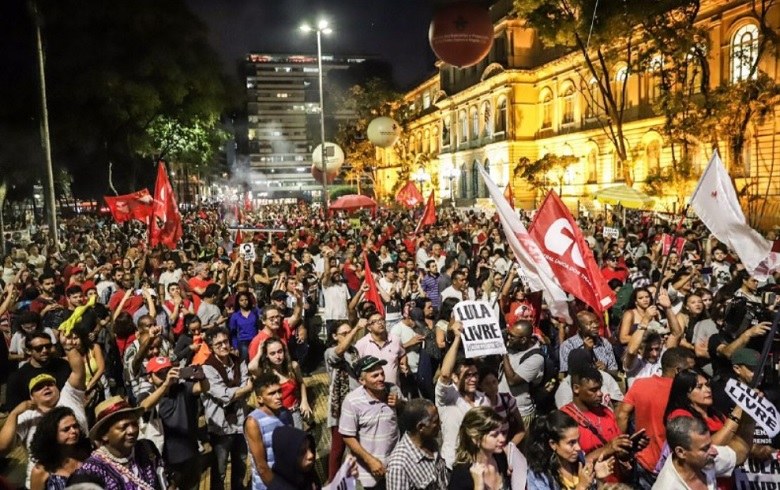 Manifestantes exigem liberdade de Lula nas ruas de São Paulo e do exterior