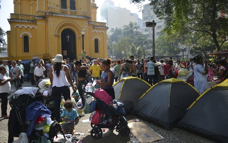 Tragédia no centro de SP reflete descaso do Estado com direito à moradia