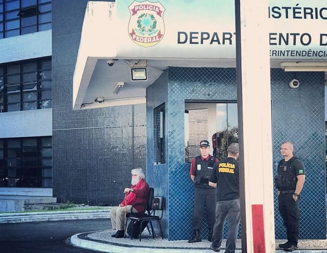 Advogados criticam decisão de juíza que endurece as condições de Lula na prisão