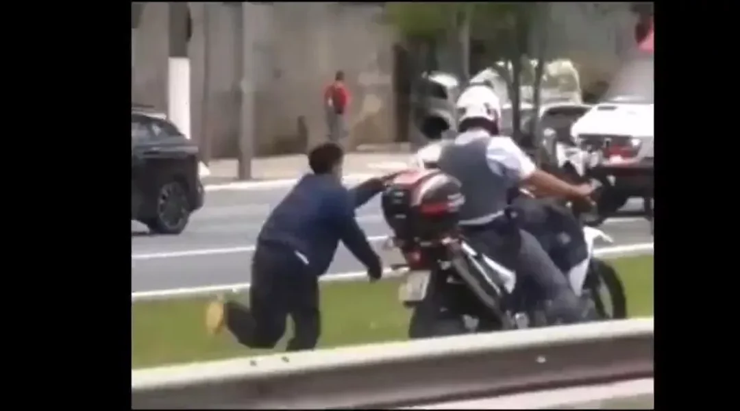 SASP pede esclarecimentos e medidas do governo de São Paulo a respeito de PM que algemou e arrastou jovem em moto